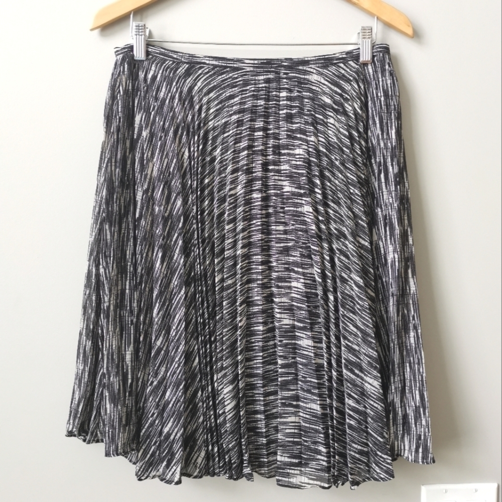 🌻2/$25🌻Mexx Pleated Pattern Knee Length‎ Flowy Skirt